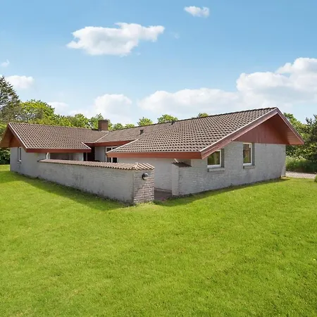 Holiday home 5 Bedroom Pet Friendly In *